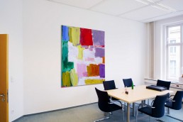 Besprechungszimmer mit buntem Kunstwerk