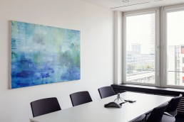 blaues Kunstwerk im Büro