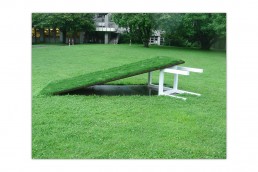 Installation von Bailer Kunst in München, Rasen in Kombination mit Stahl und Holz