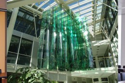 großes Lobbyhalle mit Kunst auf Glas