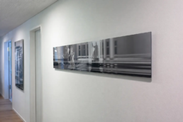 längliches stilvolles schwarz-weiß Fotokunstwerk in einem Büroflur