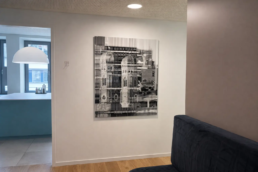 Stilvolle schwarz-weiß Fotokunst in einem modernen Büro