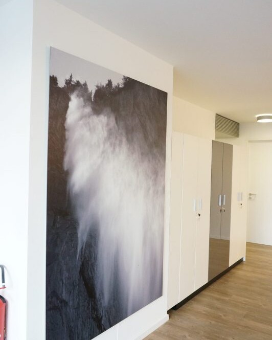 Wasser in schwarz-weiß im Bürogang