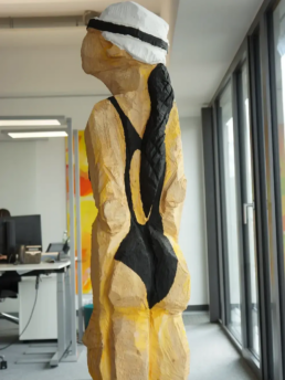 Holzskulptur von Jörg Herz in einem Unternehmen