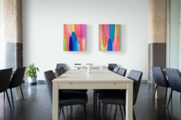 Farbenfrohe Kunst im Meetingraum