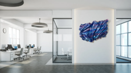 Blaue stylische Skultpur an der Wand eines Großraumbüros
