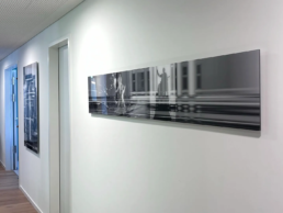 stilvolle fotografie im Büro Gang besonderes Format schwarz weiss