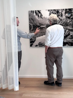 Mitarbeit sprechen über eine Fotografie an der Wand im Büro