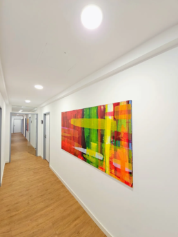 Farbenfrohe Kunst zur Miete für einen Flur im Büro