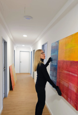 Kunst Montage eines gemieteten Gemäldes