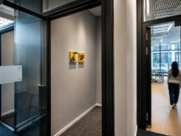 kleinformatige Kunstwerke von Angela Smets für ein Büro