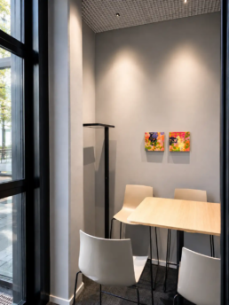 geschmackvoller Akzent im Büro durch kleine Kunstwerke
