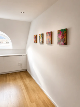 vier quadratische Gemälde von Angela Smets im Büro