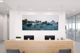Kunstfotografie hinter einem Empfangstresen